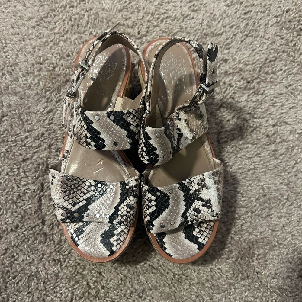 Vince Camuto Women’s 6 Snake Skin Platform Sandals